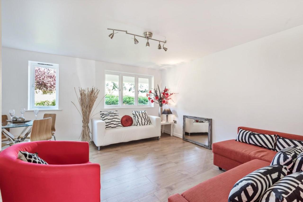 2 Bed Flat, Dedicated Workspace, Parking, 4Ktv London Exteriör bild