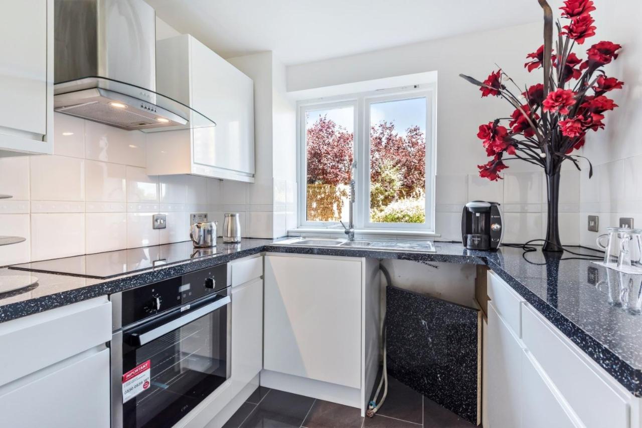 2 Bed Flat, Dedicated Workspace, Parking, 4Ktv London Exteriör bild