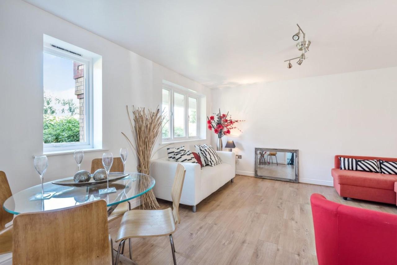 2 Bed Flat, Dedicated Workspace, Parking, 4Ktv London Exteriör bild