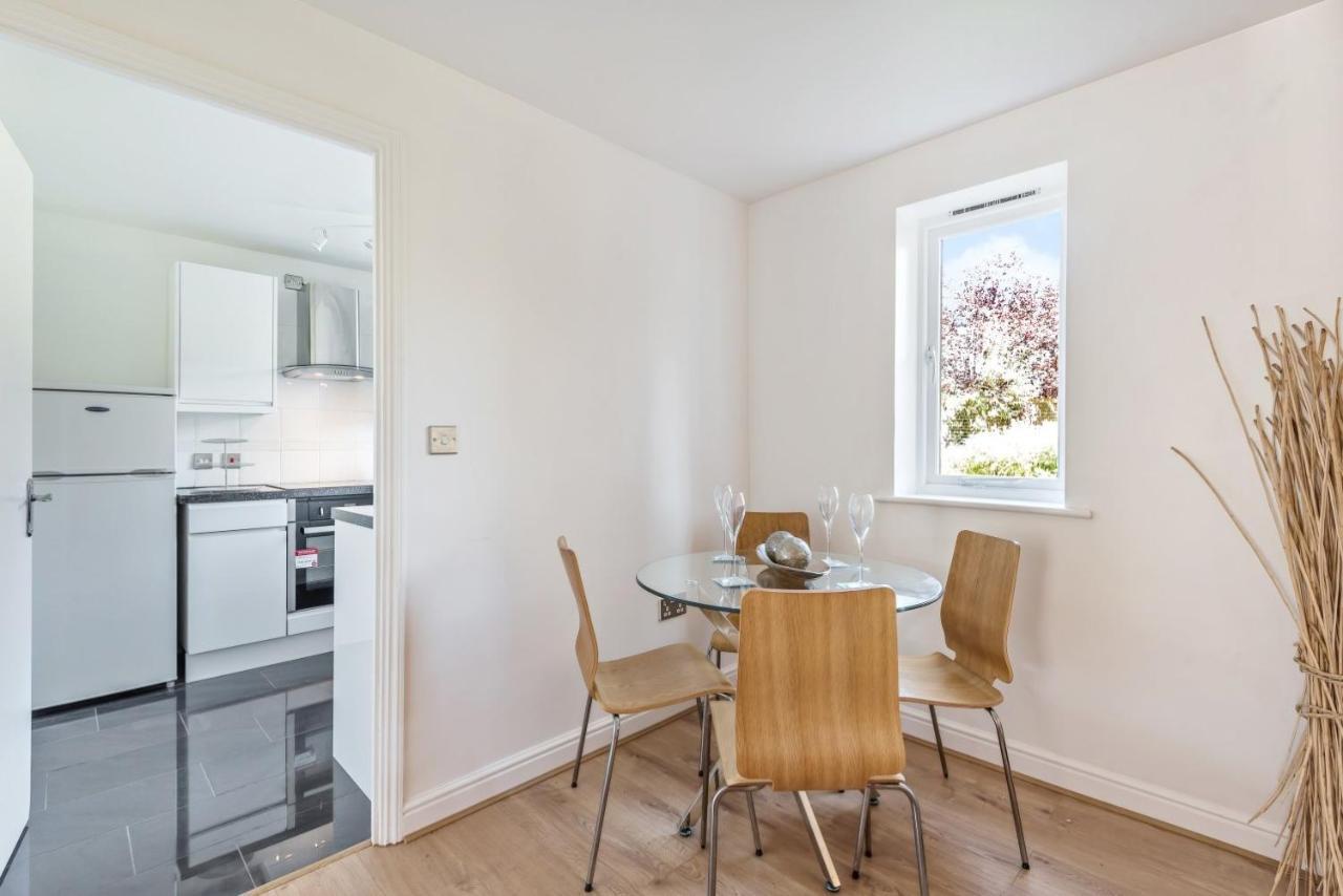 2 Bed Flat, Dedicated Workspace, Parking, 4Ktv London Exteriör bild