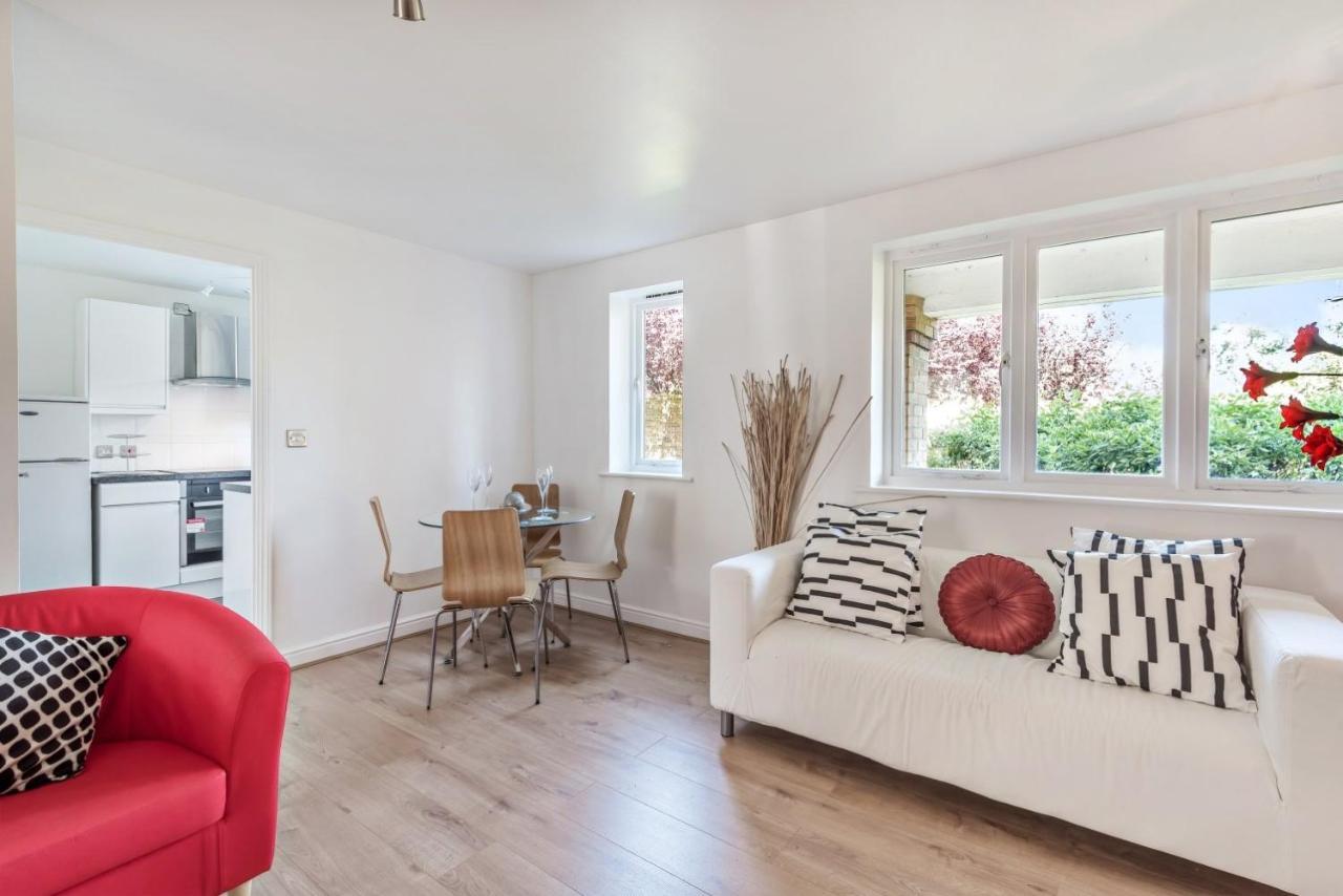 2 Bed Flat, Dedicated Workspace, Parking, 4Ktv London Exteriör bild