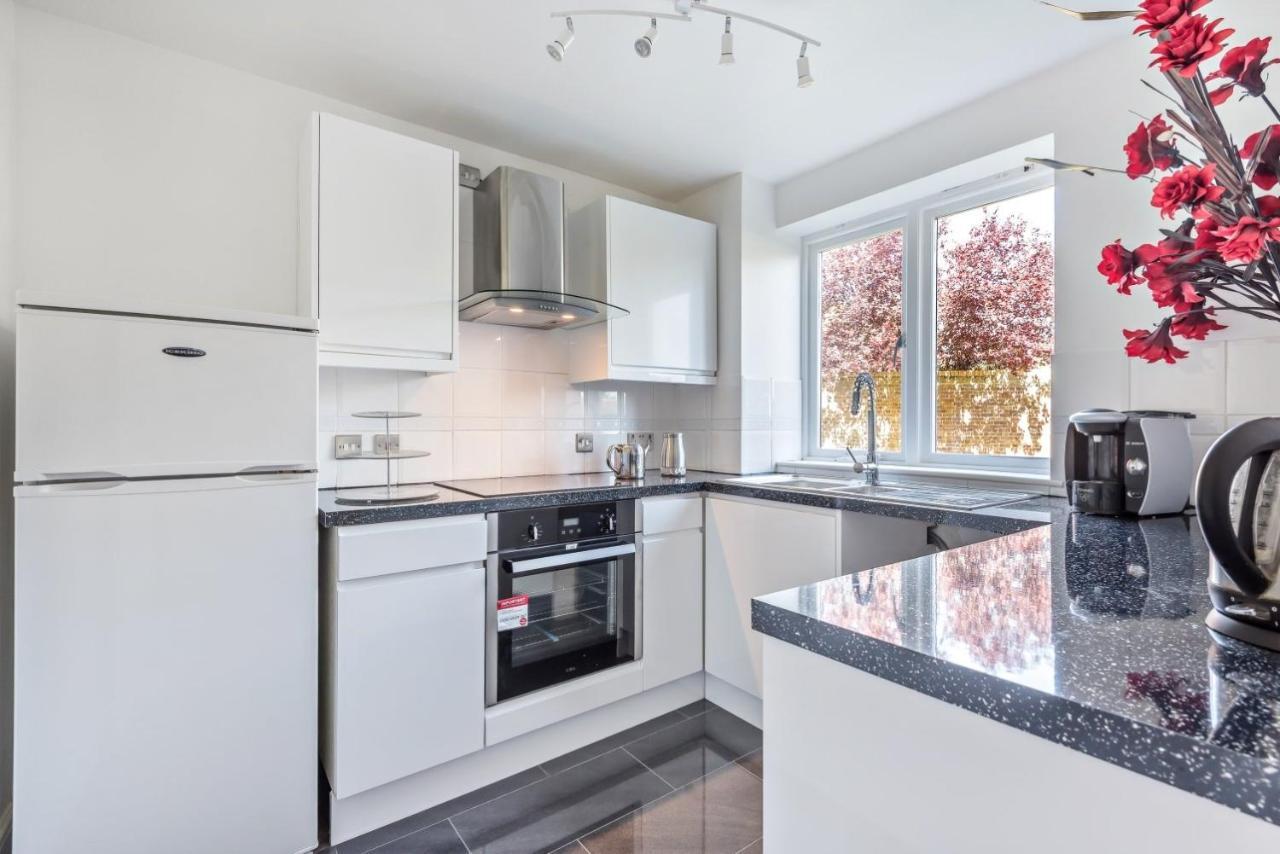 2 Bed Flat, Dedicated Workspace, Parking, 4Ktv London Exteriör bild