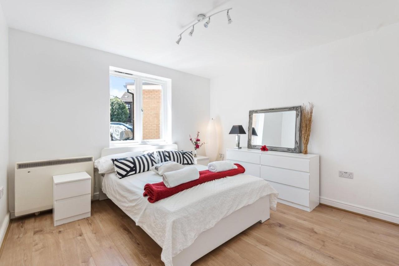 2 Bed Flat, Dedicated Workspace, Parking, 4Ktv London Exteriör bild