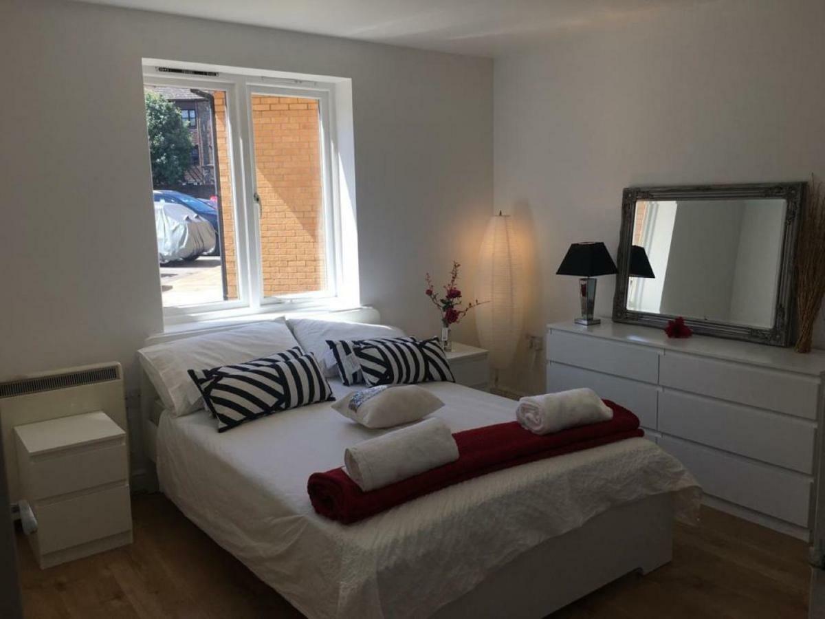 2 Bed Flat, Dedicated Workspace, Parking, 4Ktv London Exteriör bild